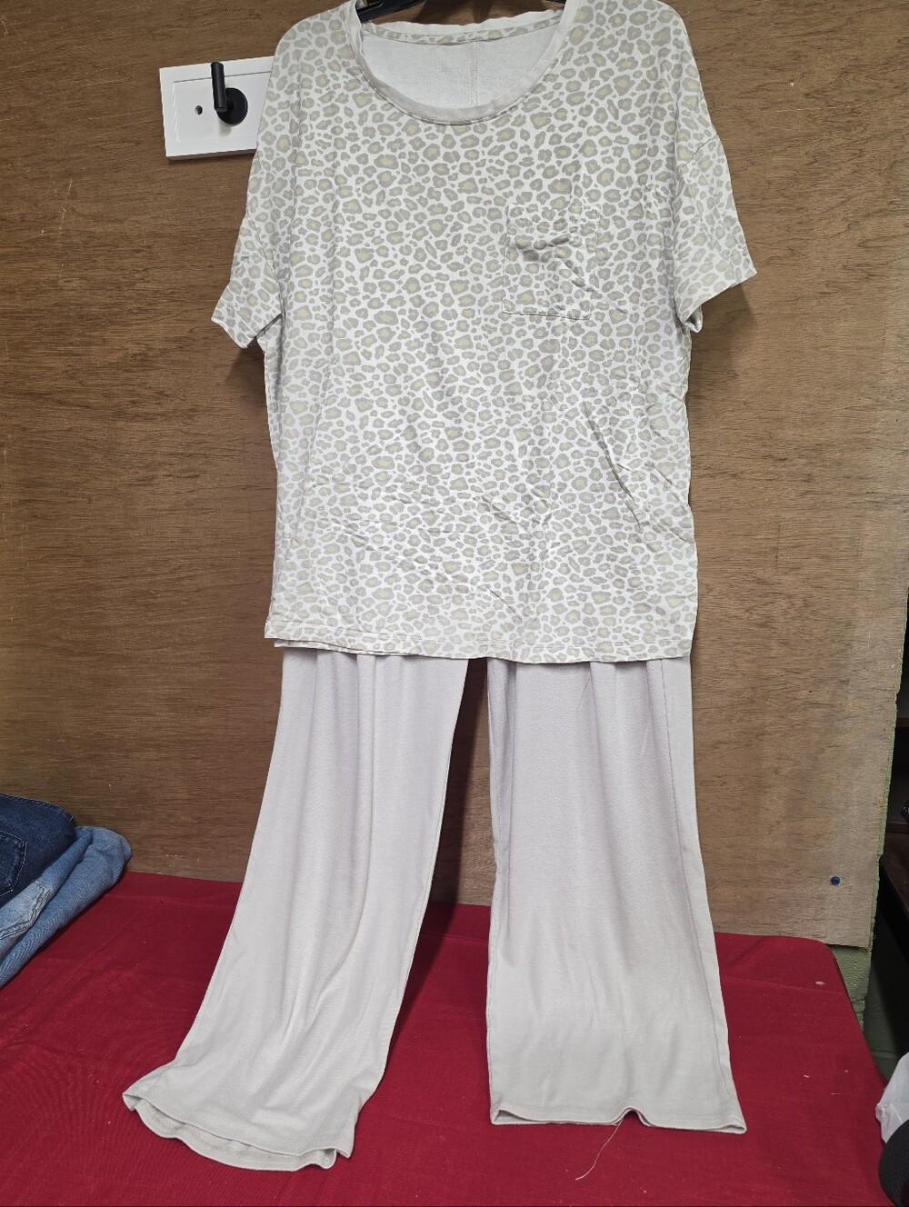 Womens 2 Pc Beige And Leopard Print Lounge Set XXL